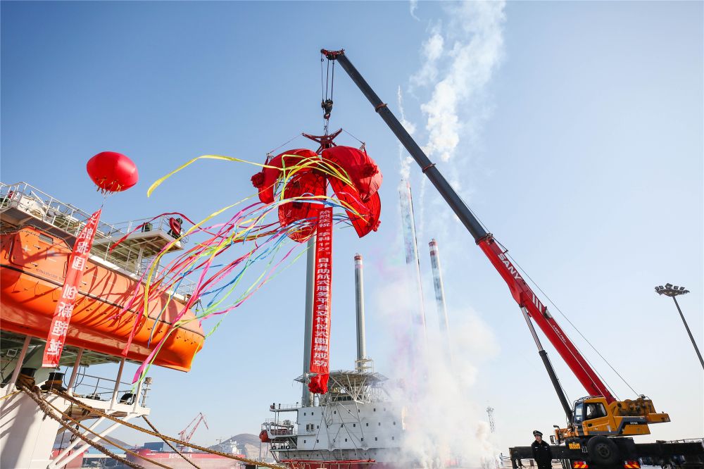渤船重工建造的華科1號(hào)、2號(hào)自升助航式作業(yè)平臺(tái)命名交工
