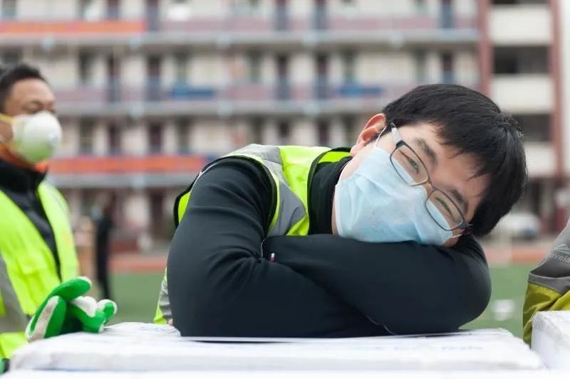 志愿者賈威：“累了，趴下歇會兒”